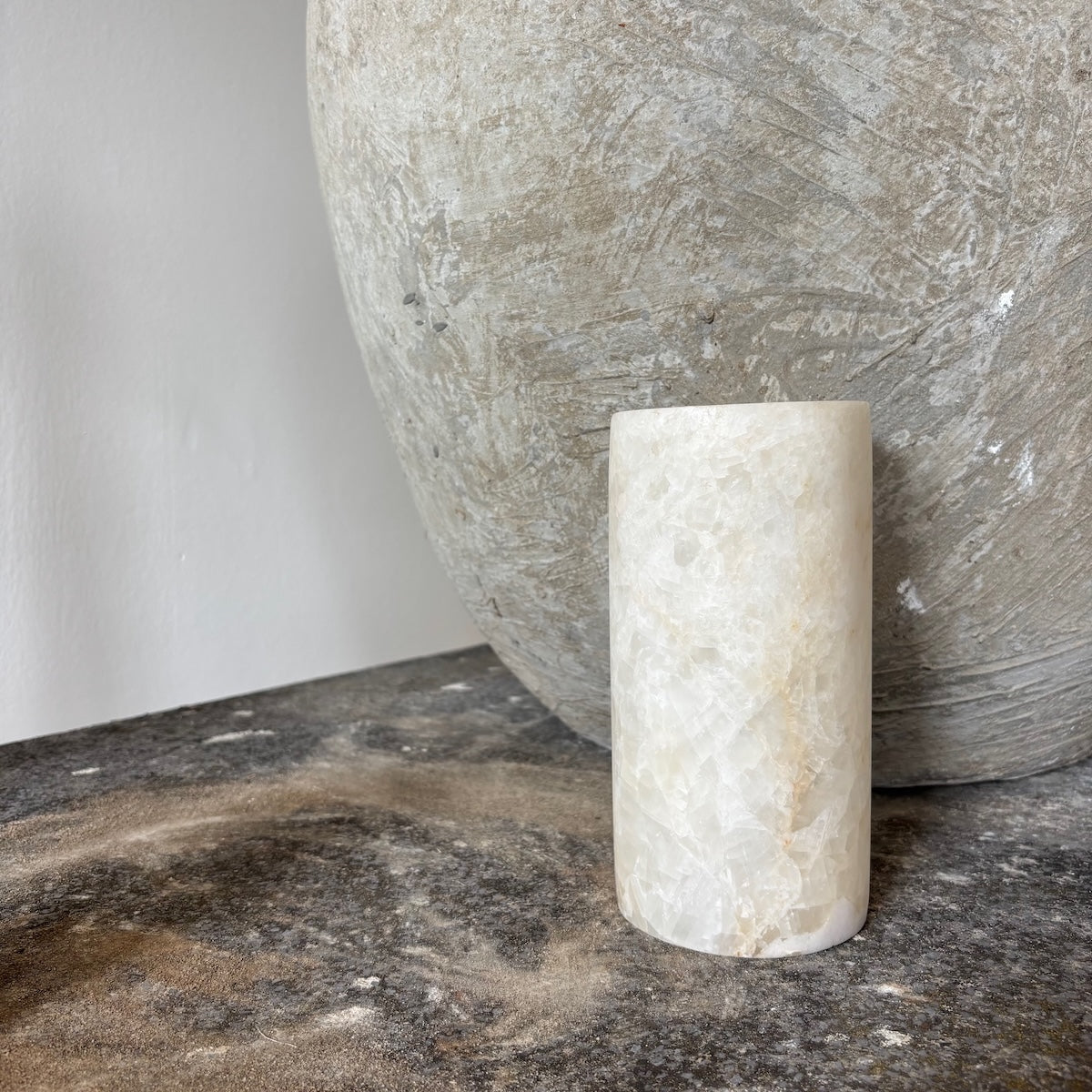 Manipura Living cylinderformet alabast lysestage i hvid, H 20 cm – natursten fra Egypten