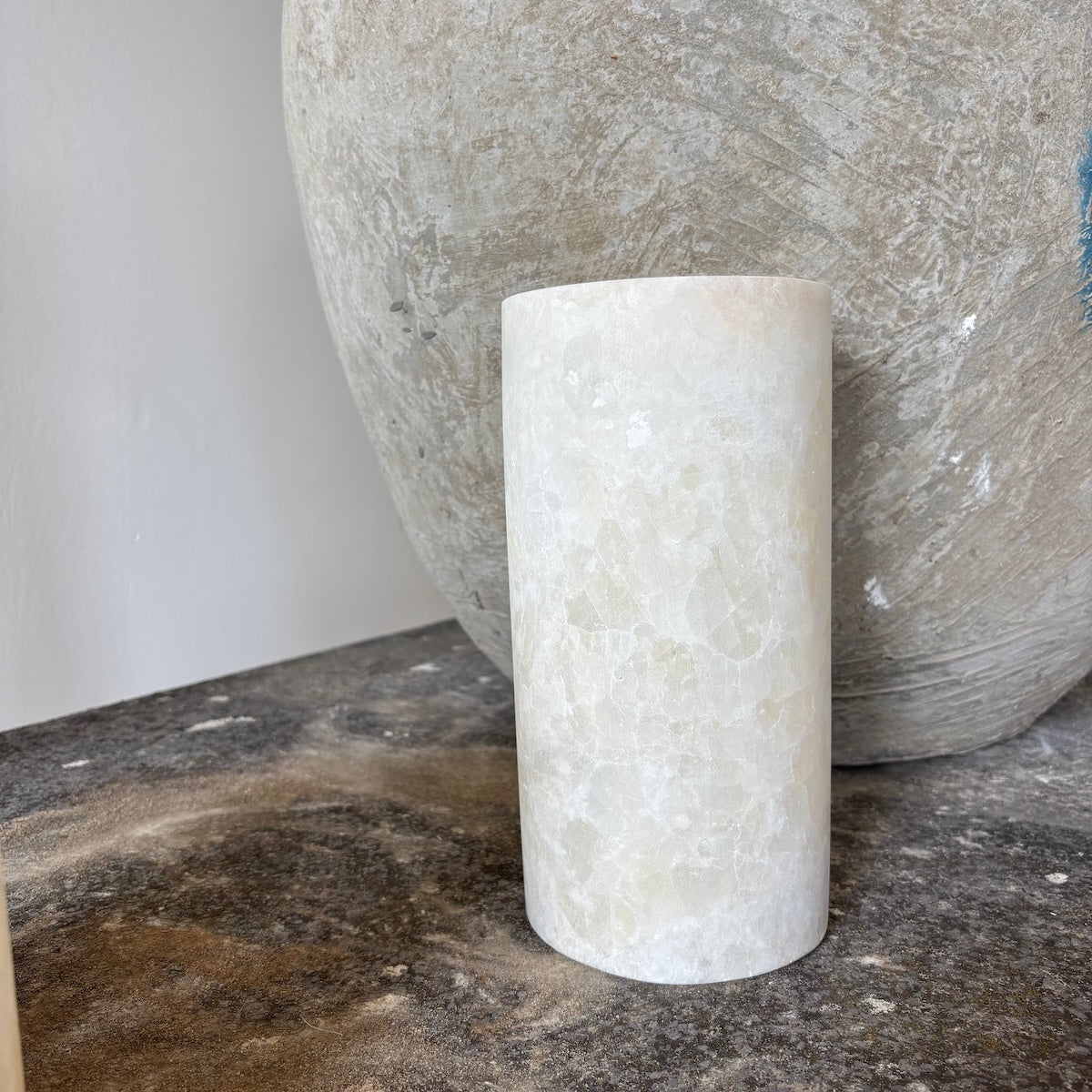 Manipura Living cylinderformet alabast lysestage i hvid, H 25 cm – natursten fra Egypten