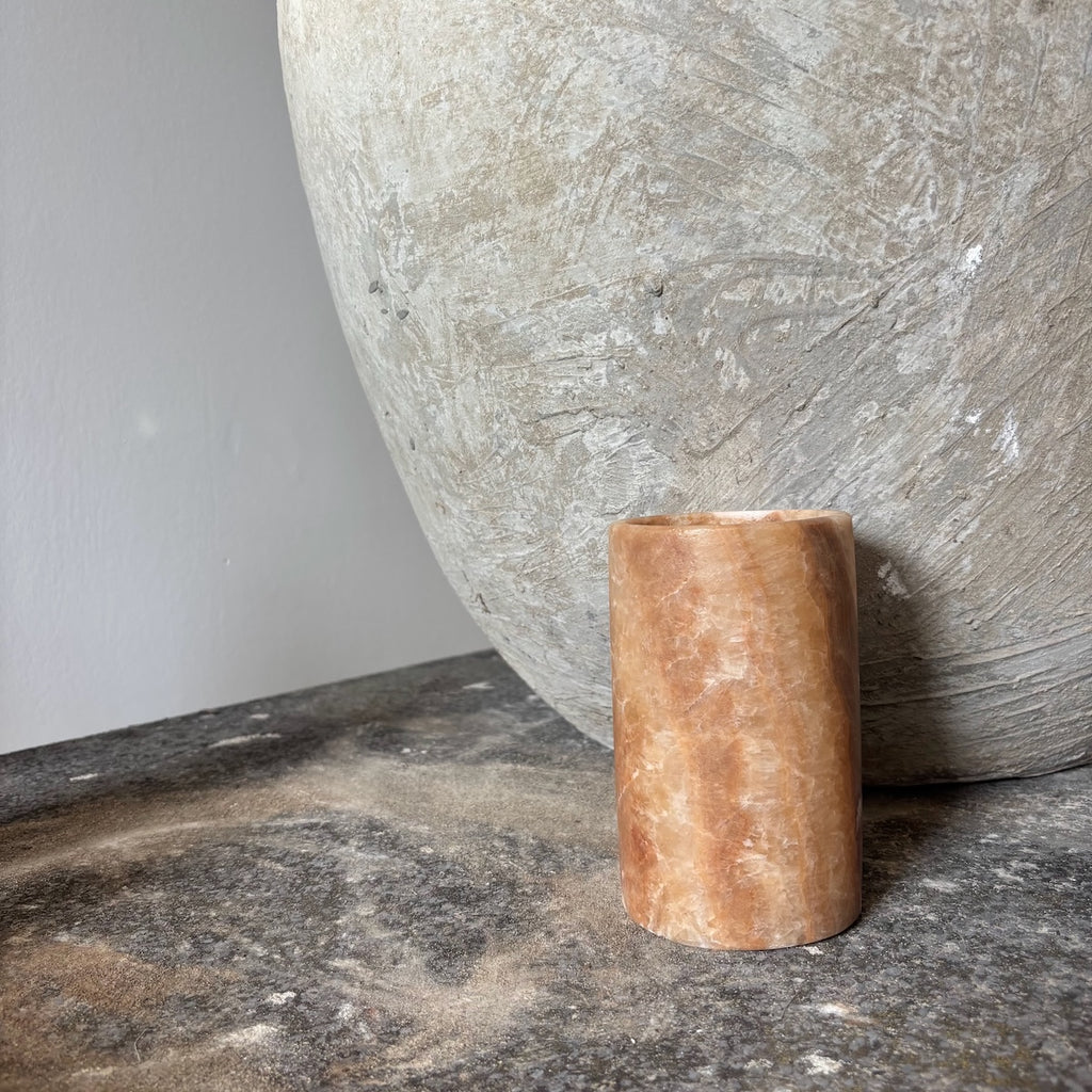 Manipura Living cylinderformet alabast lysestage i meleret brun, H 15 cm – natursten fra Egypten
