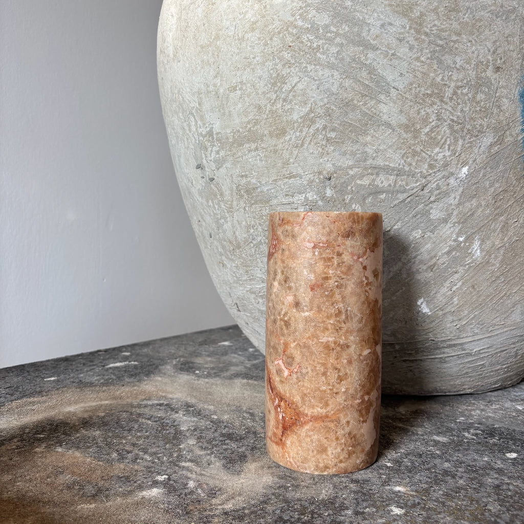Manipura Living cylinderformet alabast lysestage i meleret brun, H 20 cm – natursten fra Egypten