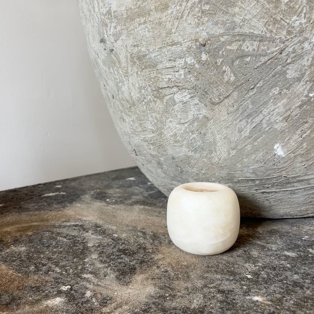 Manipura Living kugleformet alabast lysestage i hvid, H 8 cm – natursten fra Egypten
