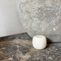 Manipura Living kugleformet alabast lysestage i hvid, H 8 cm – natursten fra Egypten