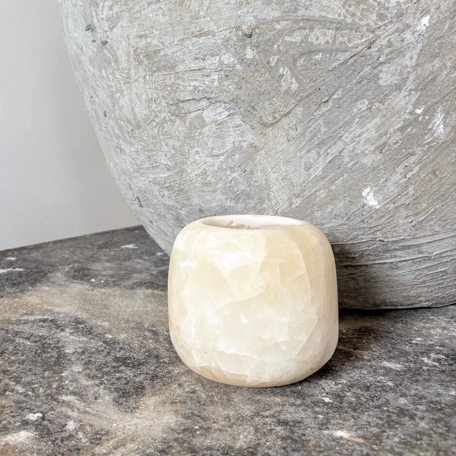 Manipura Living kugleformet alabast lysestage i hvid, H 12 cm – natursten fra Egypten