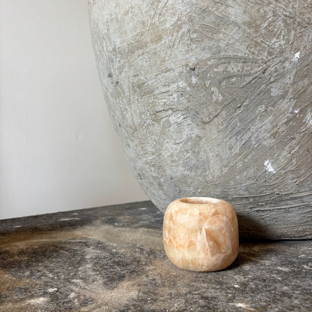 Manipura Living kugleformet alabast lysestage i meleret brun, H 8 cm – natursten fra Egypten