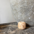 Manipura Living kugleformet alabast lysestage i meleret brun, H 8 cm – natursten fra Egypten