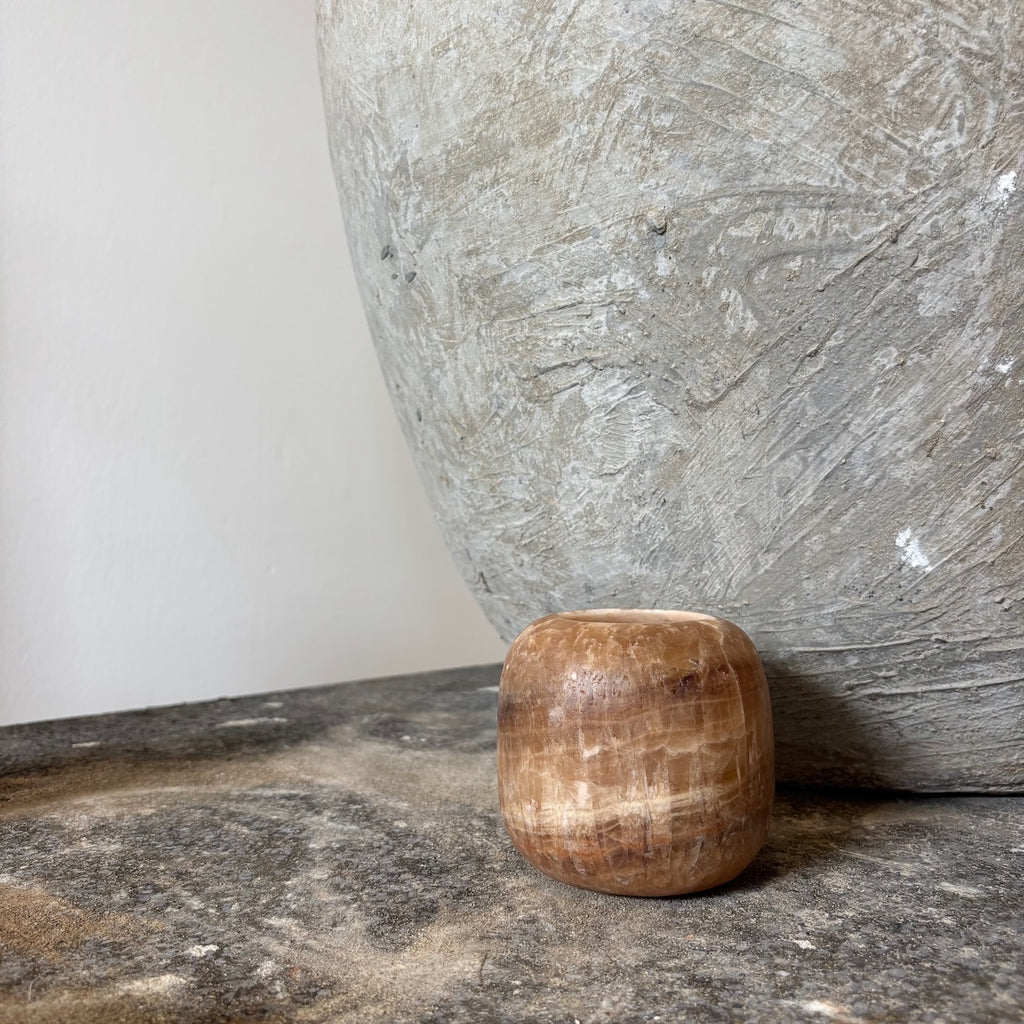Manipura Living alabast lysestage globe – meleret brun, H 10 cm