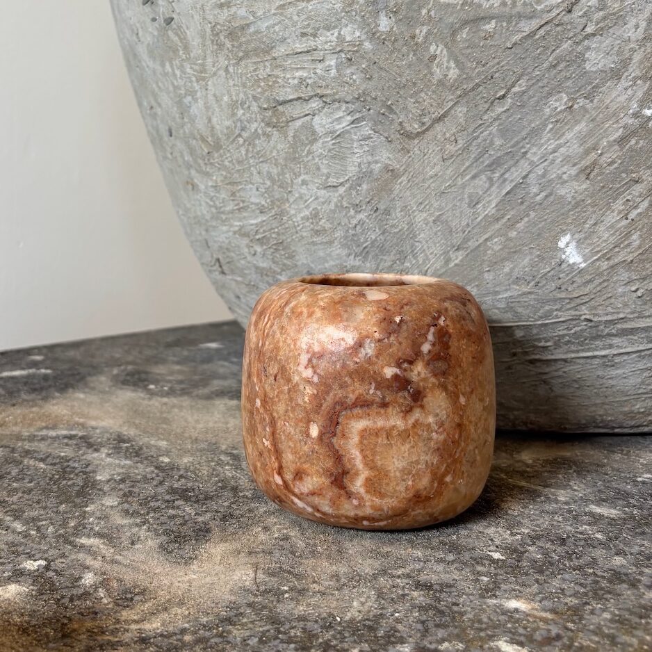Manipura Living kugleformet alabast lysestage i meleret brun, H 15 cm – natursten fra Egypten