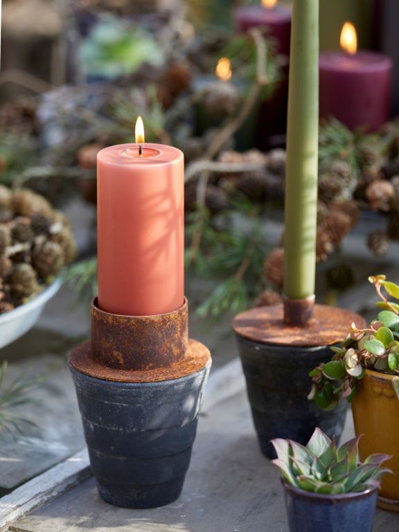 B Green Lucy vendbar 2-i-1 lysestage i rustjern, Ø10 cm – detalje