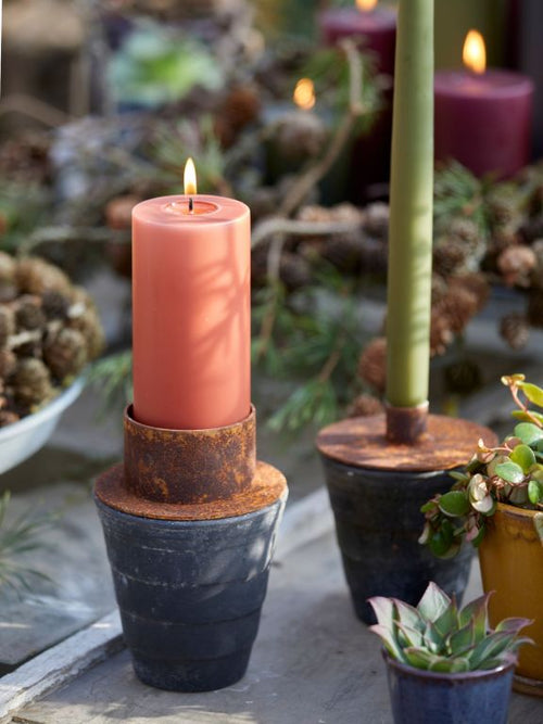 B Green Lucy vendbar 2-i-1 lysestage i rustjern, Ø10 cm – detalje