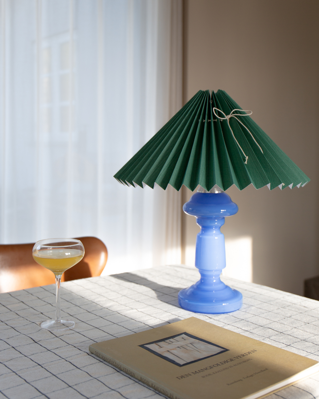 Petro 1 bordlampe fra Pink Rose – blå med grøn skærm