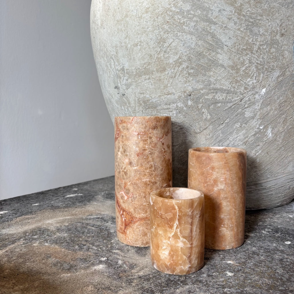 Manipura Living cylinderformet alabast lysestage i meleret brun, H 15 cm – natursten fra Egypten – detalje