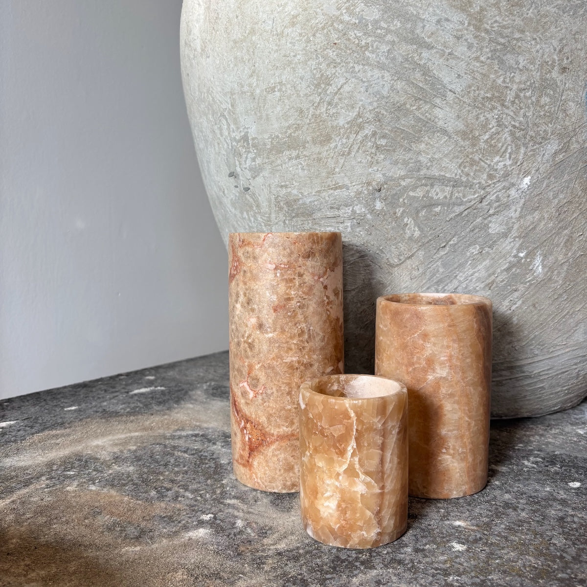 Manipura Living cylinderformet alabast lysestage i meleret brun, H 25 cm – natursten fra Egypten
