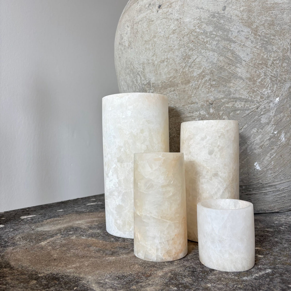 Manipura Living cylinderformet alabast lysestage i hvid, H 20 cm – natursten fra Egypten – detalje