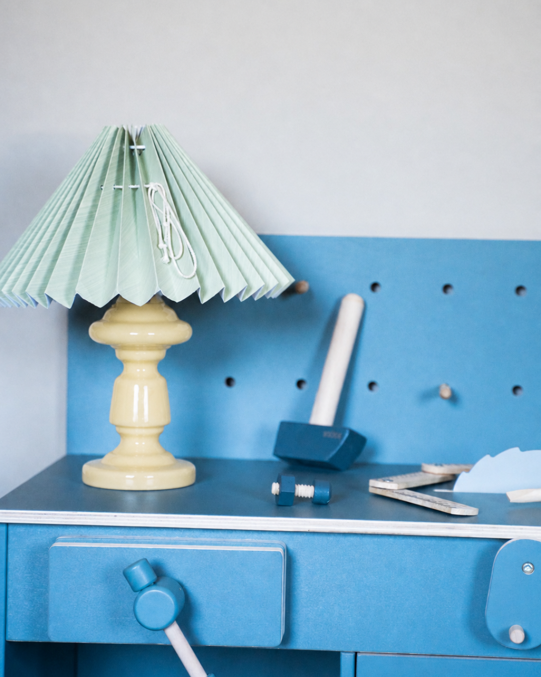 Petro 3 bordlampe fra Pink Rose – klar butter yellow med mintgrøn skærm