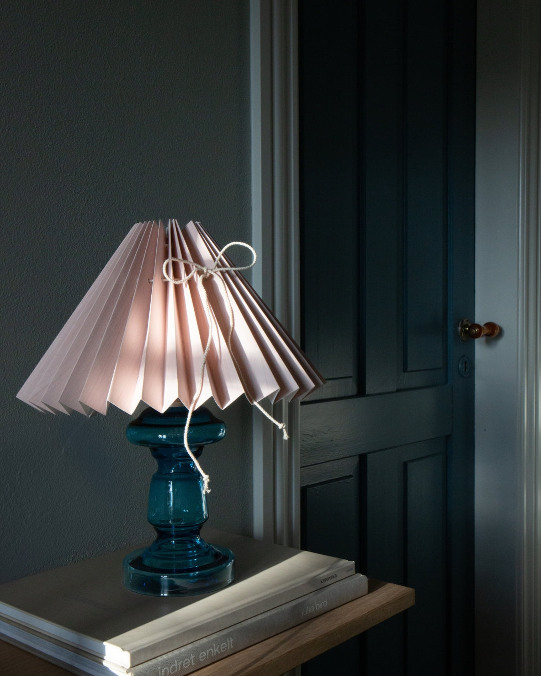 Petro 3 bordlampe fra Pink Rose – elefantgrå med støvrosa skærm