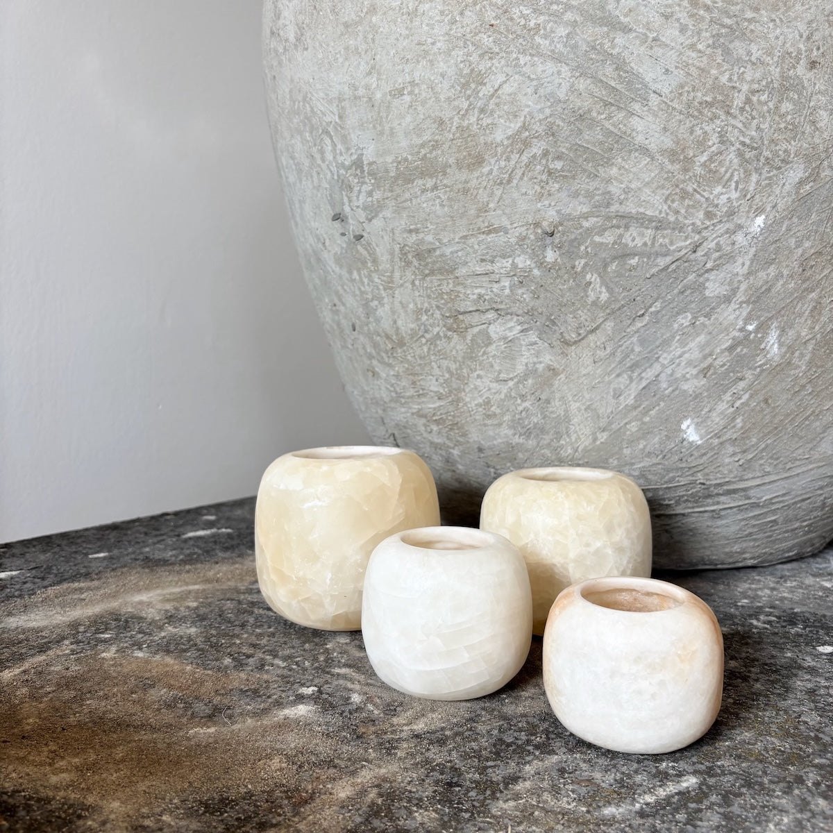 Manipura Living kugleformet alabast lysestage i hvid, H 15 cm – natursten fra Egypten – detalje