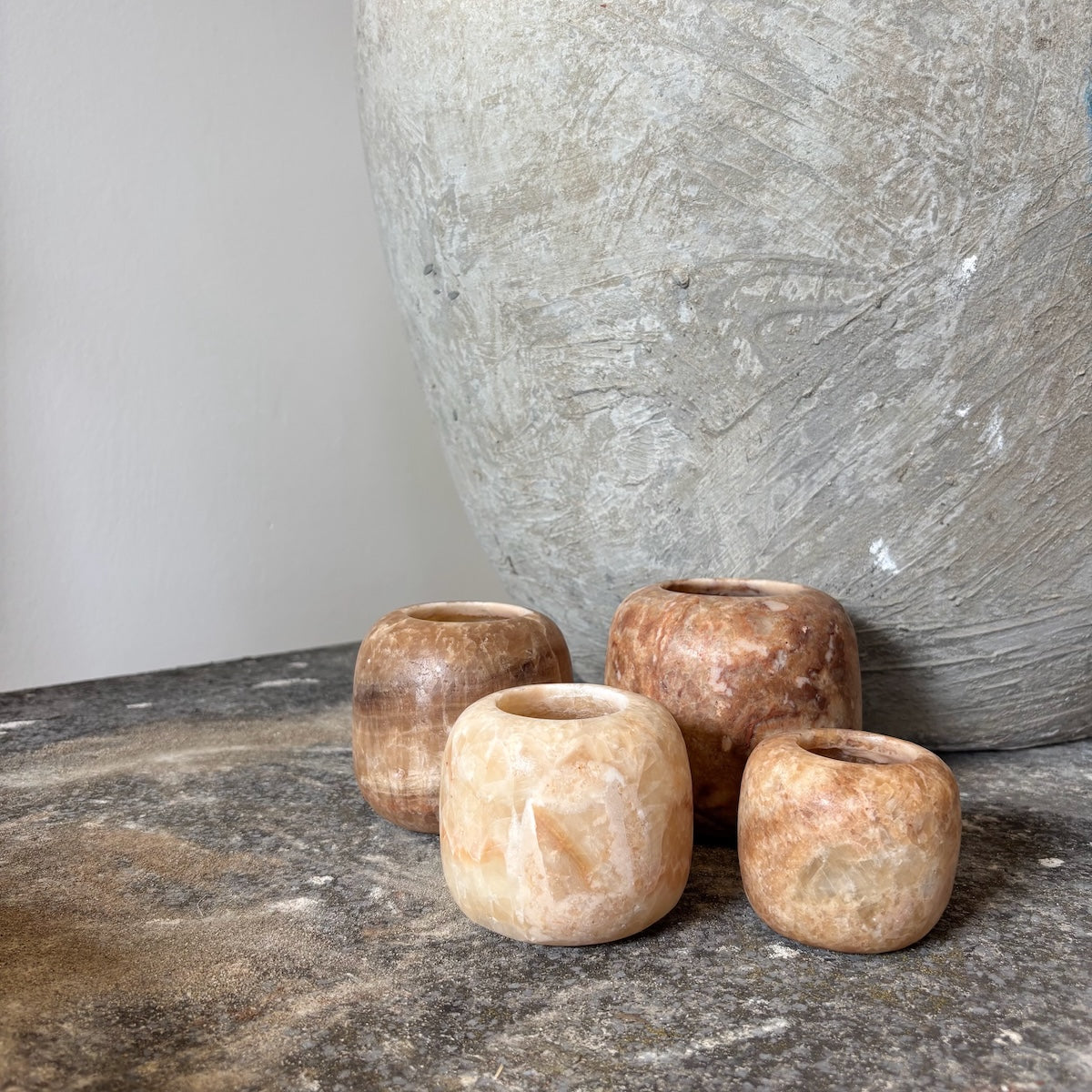 Manipura Living kugleformet alabast lysestage i meleret brun, H 12 cm – natursten fra Egypten – detalje