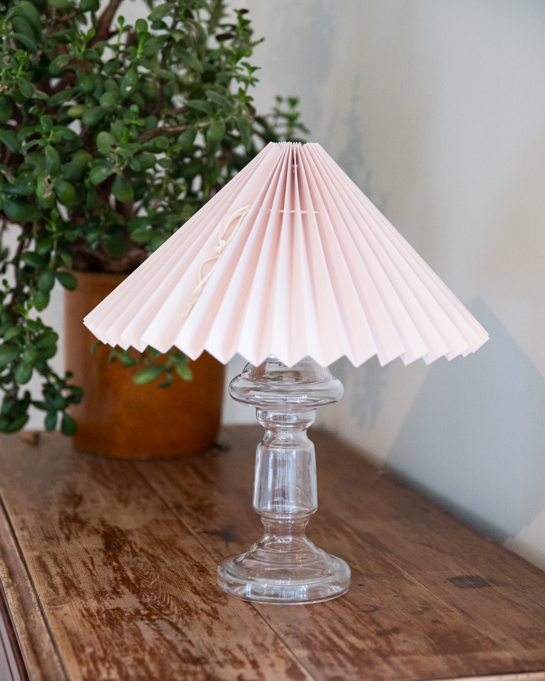 Petro 1 bordlampe fra Pink Rose – klar transparent med rosa skærm