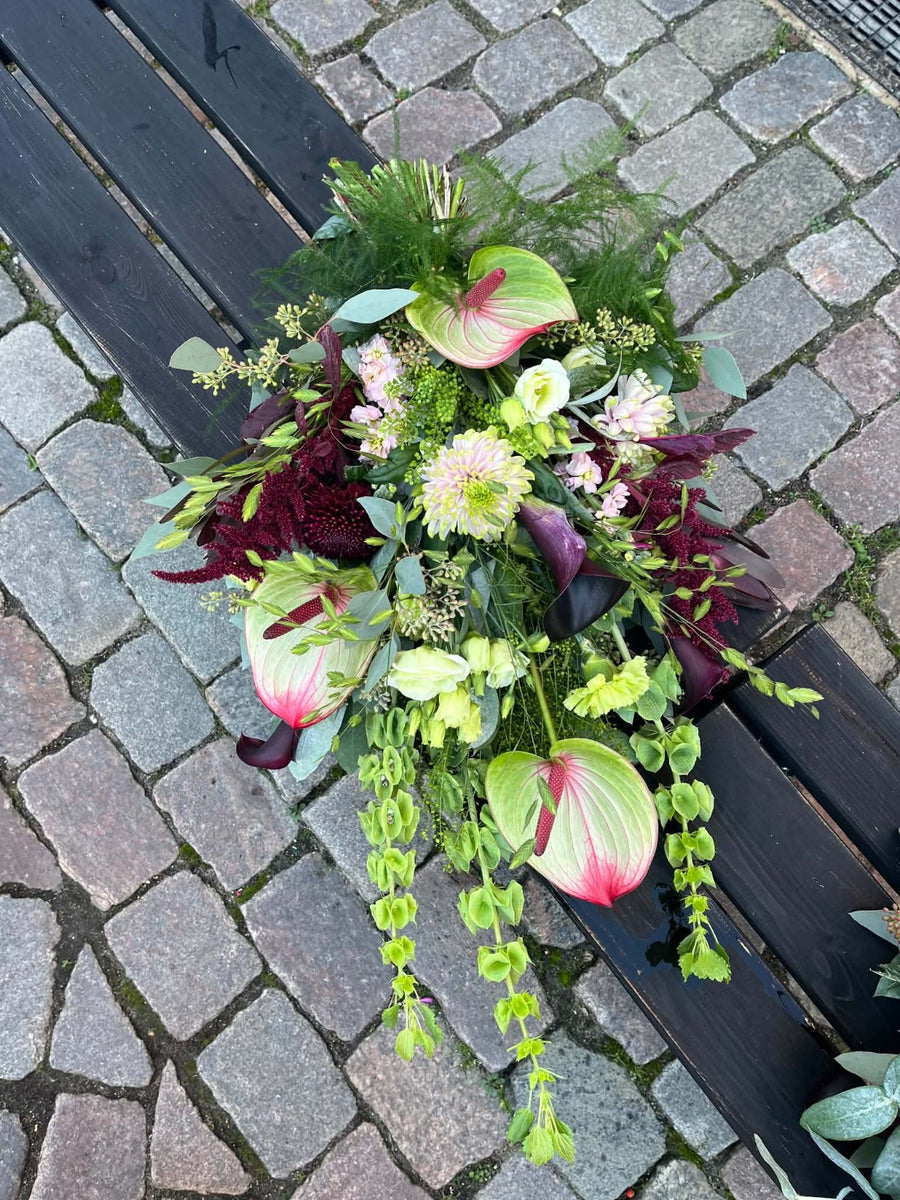 Bårebuket med lyserød anthurium og mørkerødt