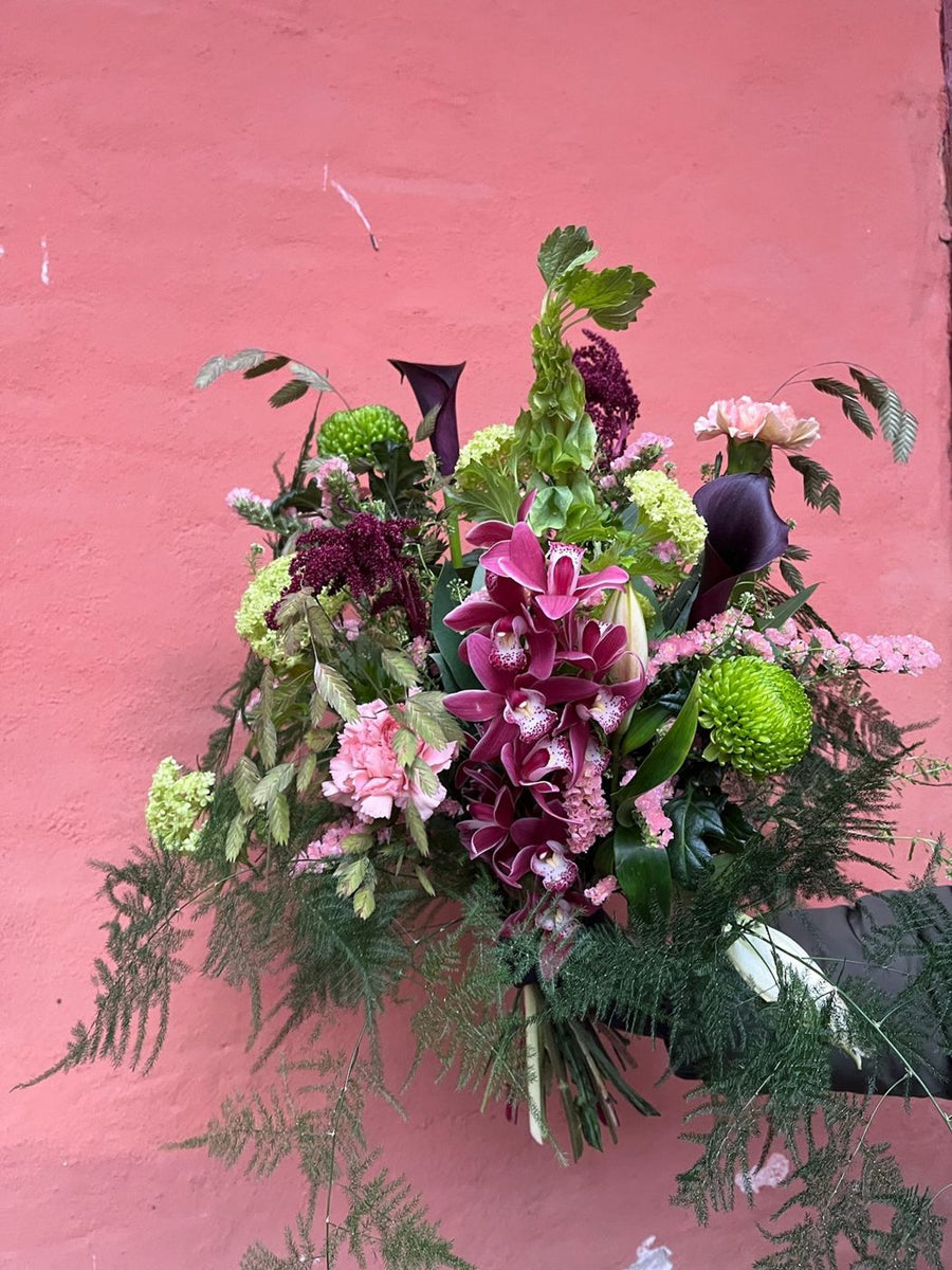 Håndbundet buket med orkidé og calla fra Plenty Flowers i Ebeltoft