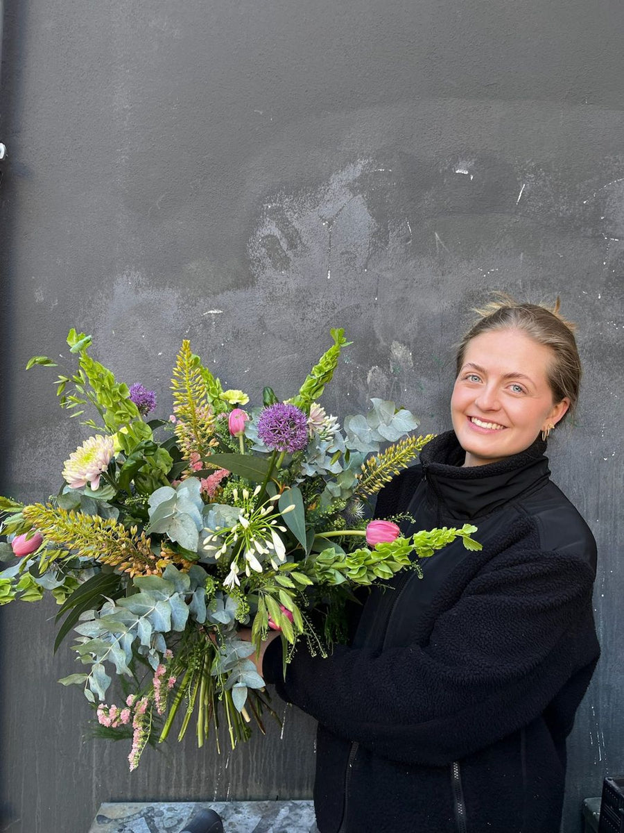 Blomsterbinder fra Plenty Flowers Ebeltoft med håndbundet buket