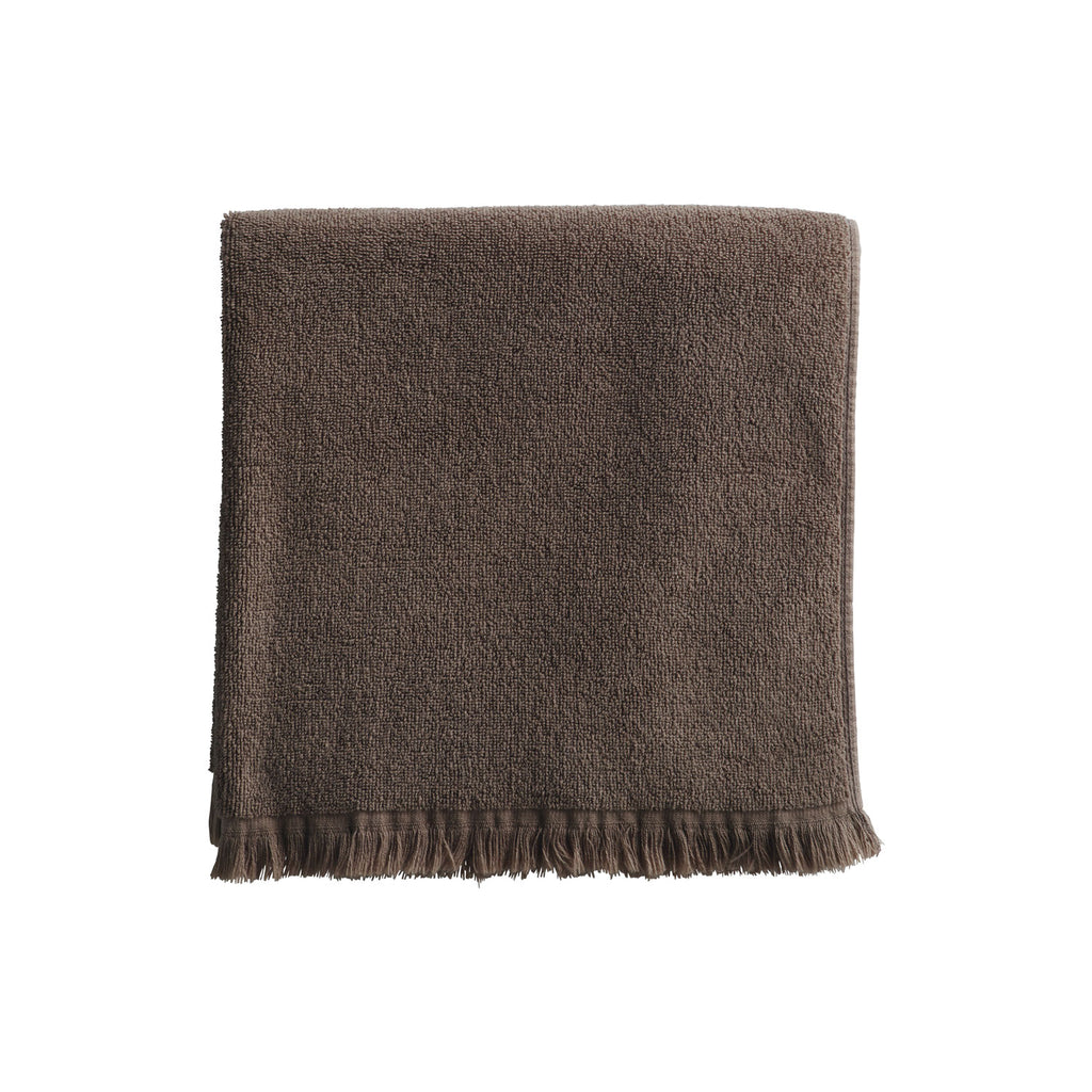 Tine K Home Frill håndklæde i mocca bomuldsfrotté med frynser, 50 x 100 cm
