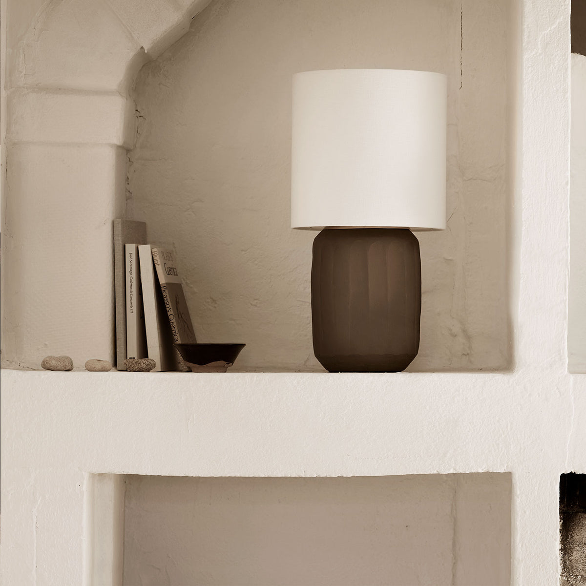 Bordlampe i ler med messingtop – Ø 16 x H 32 cm, smoke