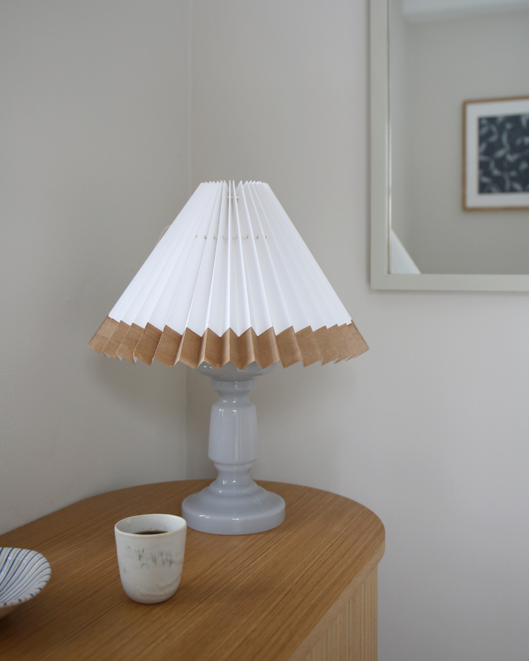 Petro 1 bordlampe fra Pink Rose – lysegrå med skærm med brun kant
