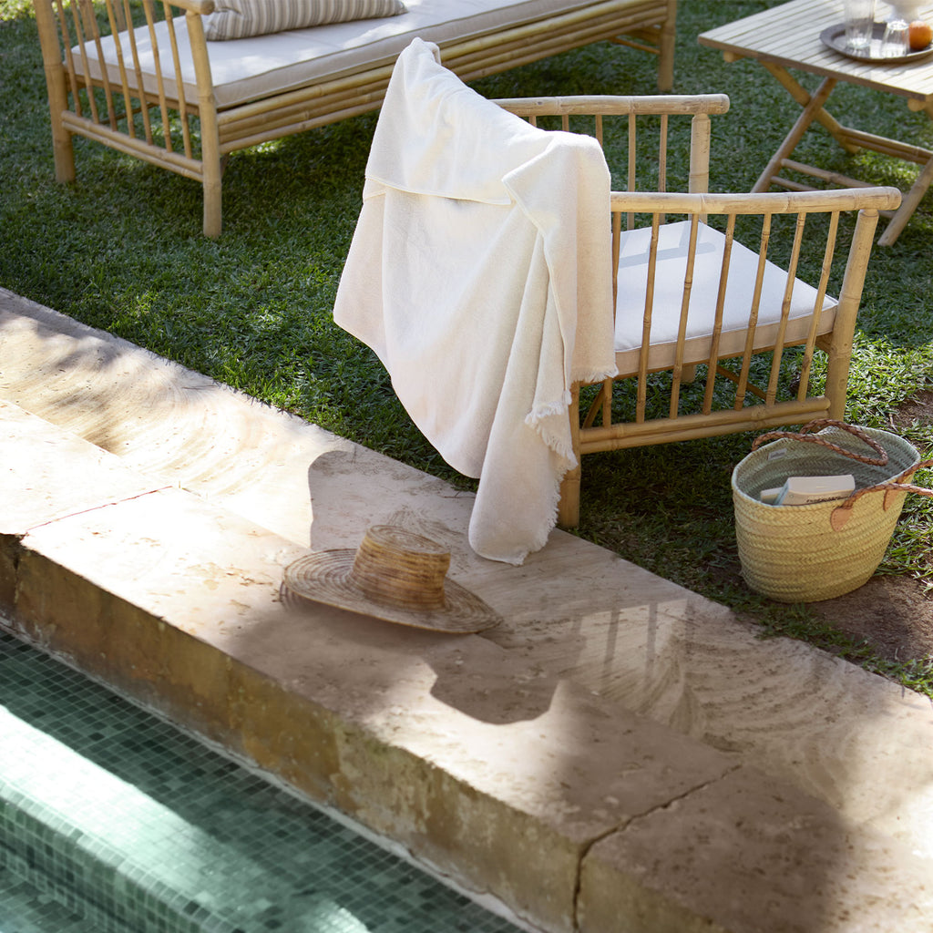 Tine K Home Frill badehåndklæde i sand bomuldsfrotté med frynser, 100 x 150 cm – detalje/miljøbillede