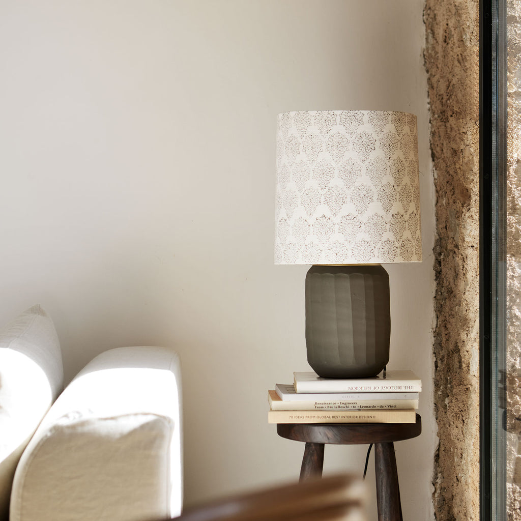 Bordlampe i ler med messingtop – Ø 16 x H 32 cm, smoke