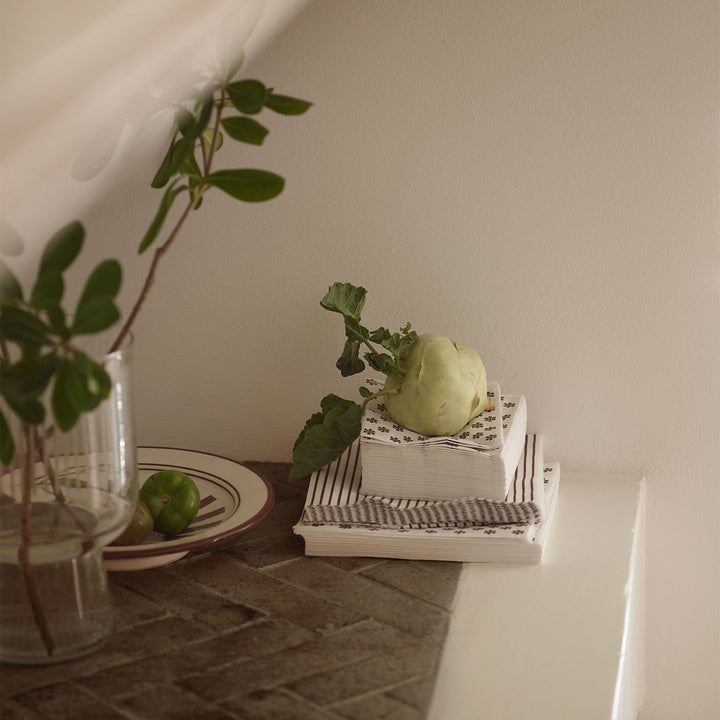 Pinstripe papirservietter 40x40 i mocca – 50 stk fra Tine K Home hos Ebelhus - billede 2
